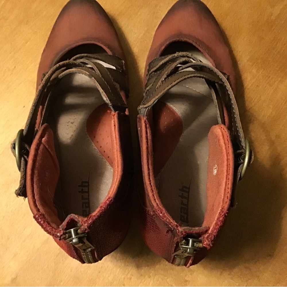 Earth Mary Jane’s heels with buckles. Hardly worn. Reddish brown. - Picture 5 of 5